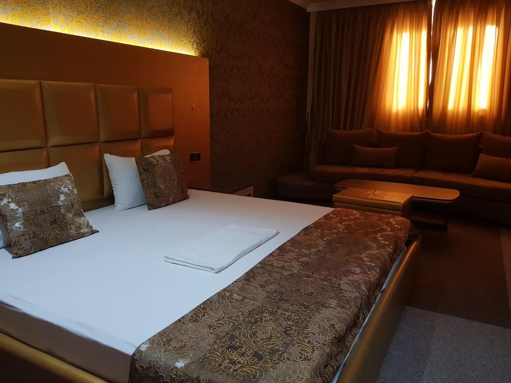 Hotel Deluxe Tiranë Luaran gambar